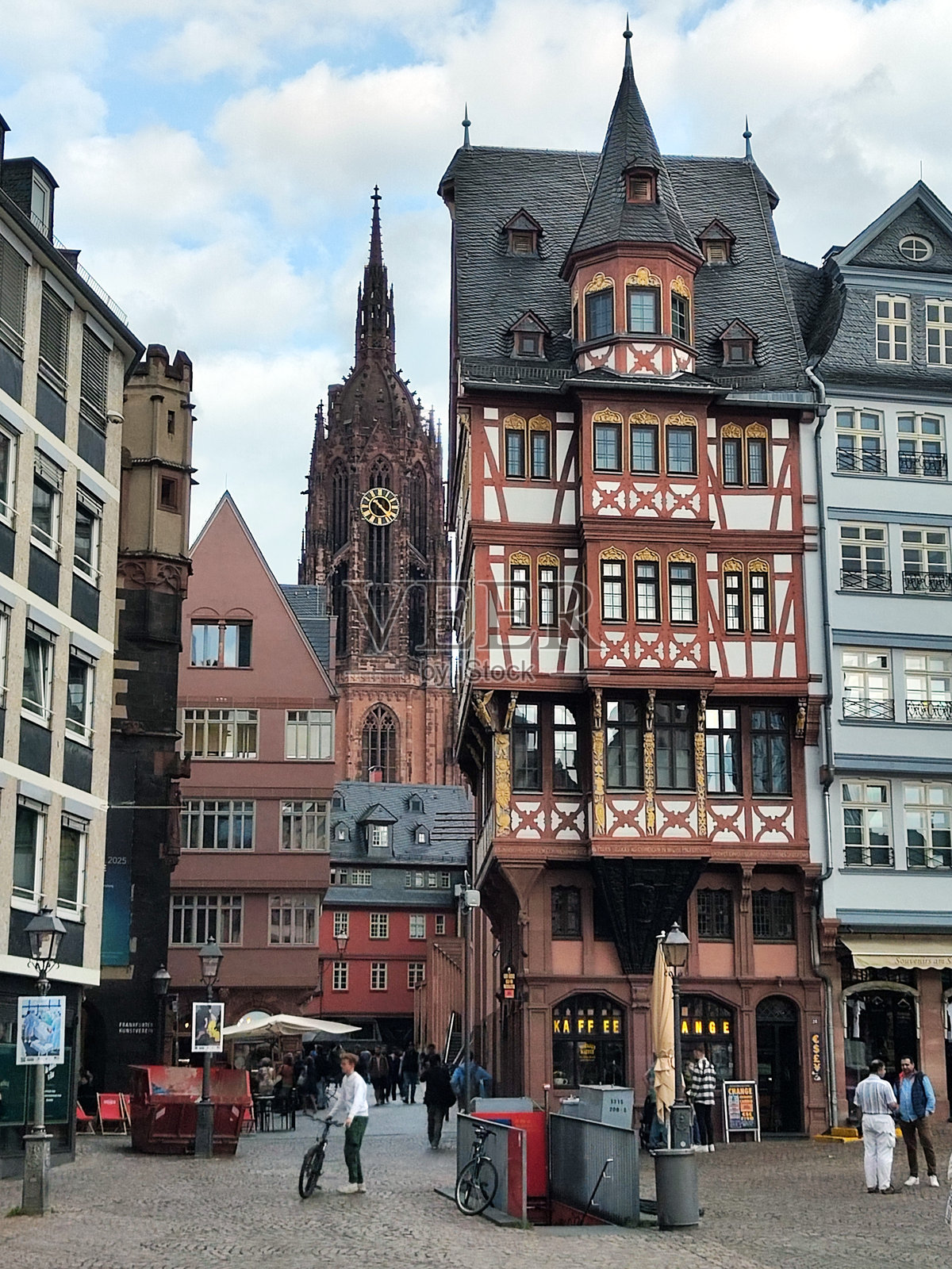 德国法兰克福老城区的人们照片摄影图片