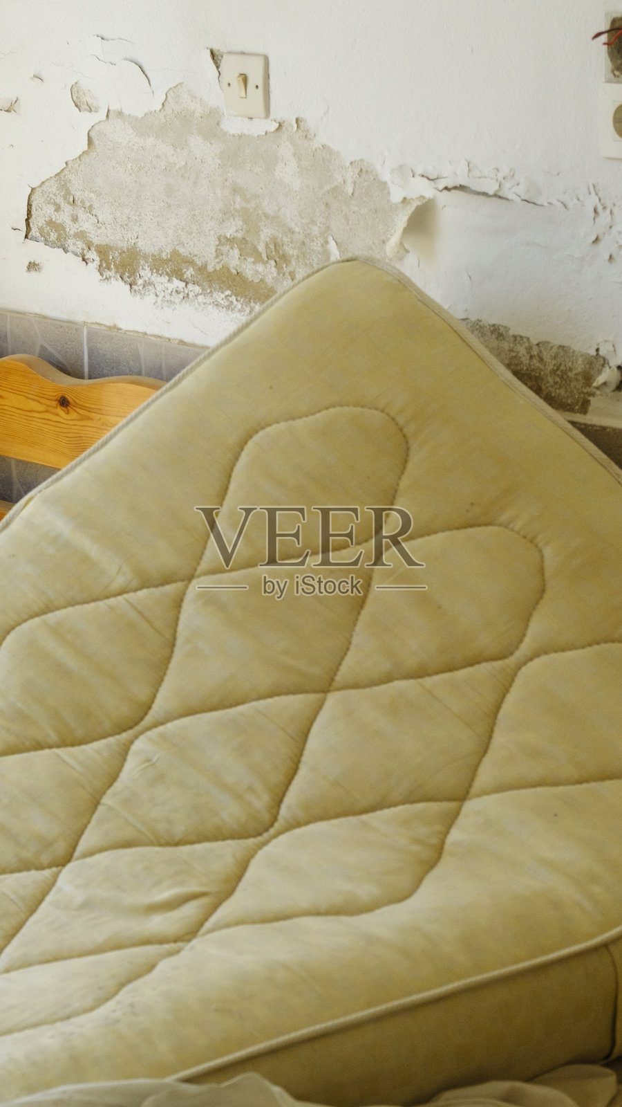 废弃建筑物内部，散落着破损和杂乱的物品照片摄影图片