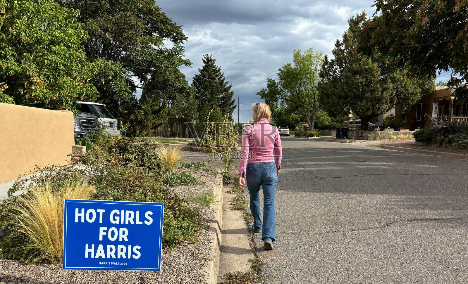 新墨西哥州圣菲:女人经过“支持哈里斯的热辣女孩”标志照片摄影图片