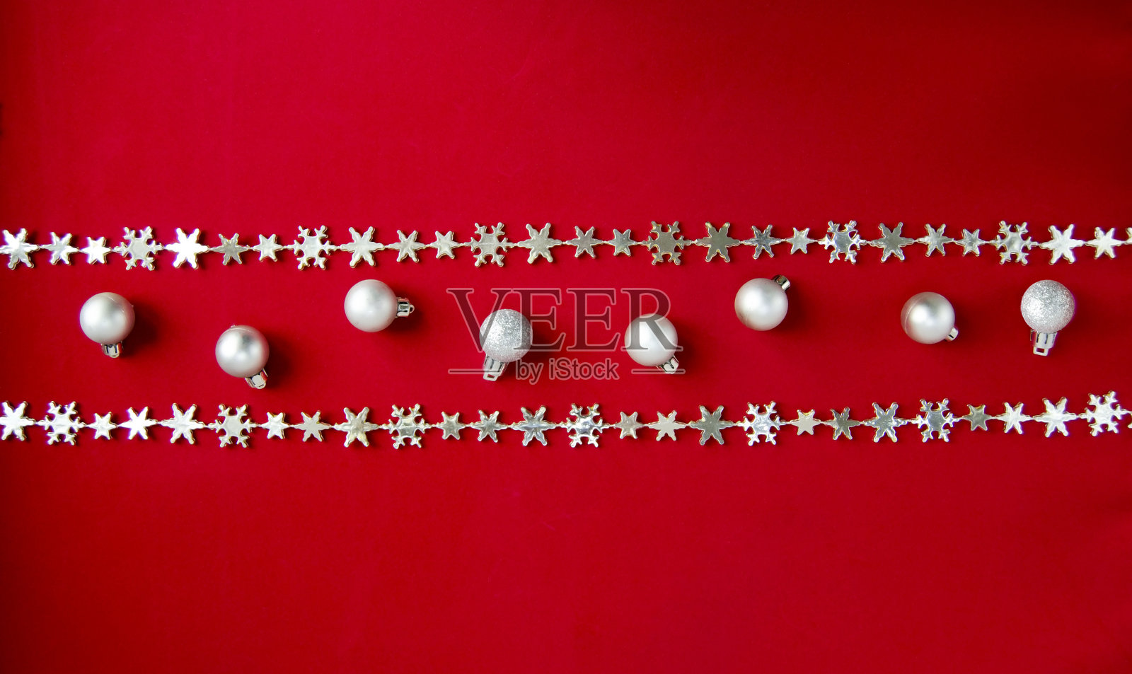 红色背景上的圣诞装饰，平铺展示。留有文字空间。照片摄影图片