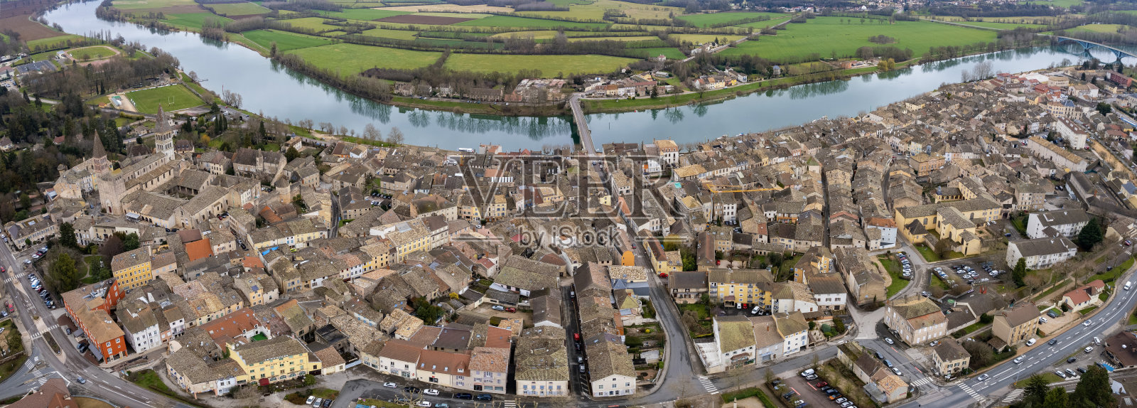 图尔努斯古镇的鸟瞰景观照片摄影图片