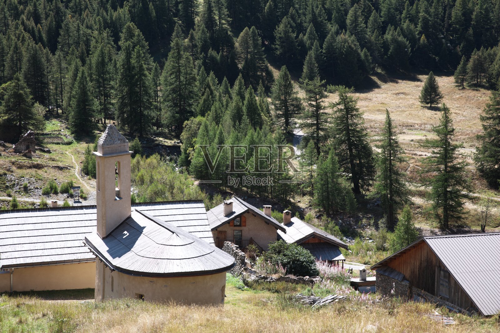 瓦尔普雷韦尔，海拔1850米，阿布里耶斯-里斯特拉斯的村庄照片摄影图片