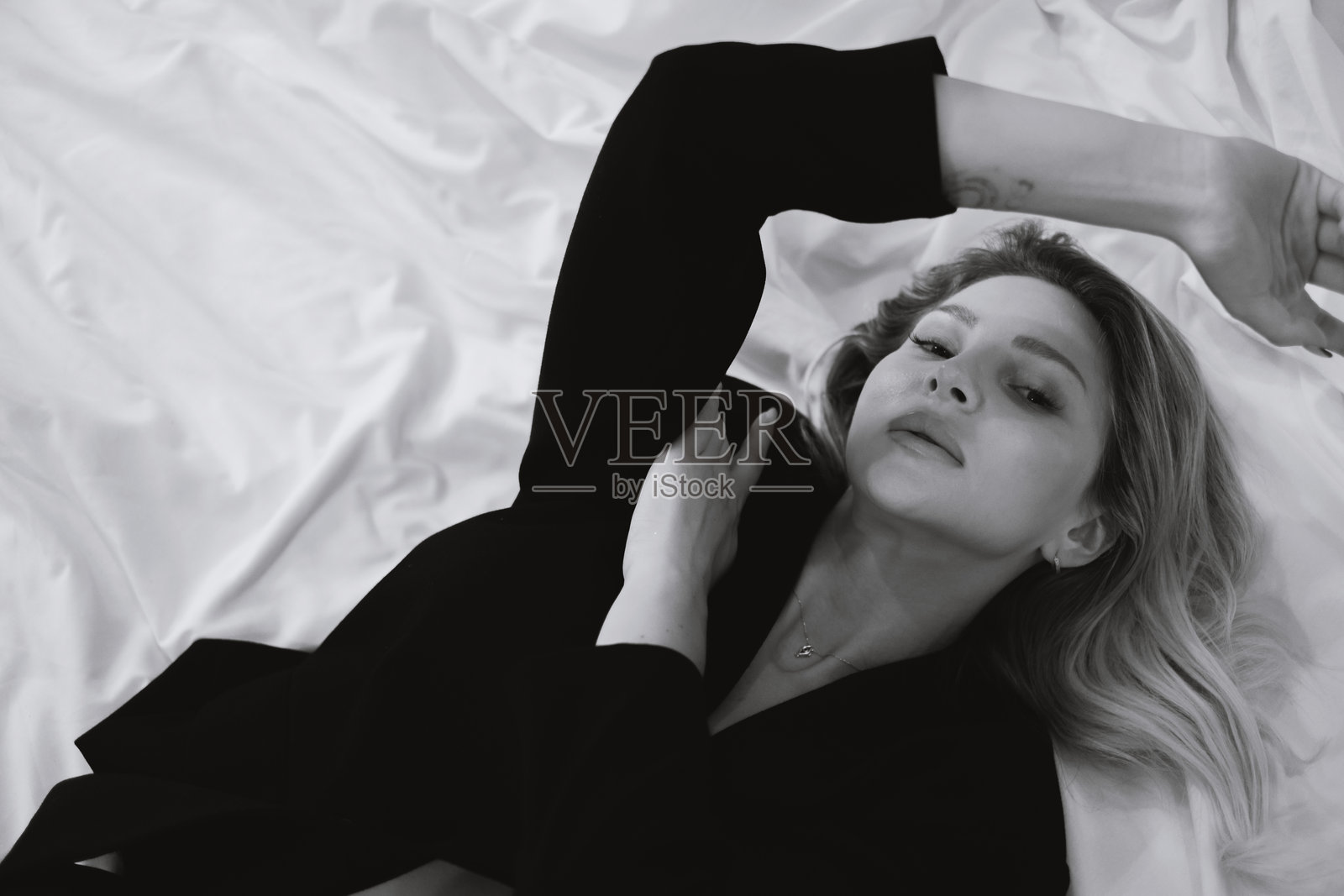 迷人的金发女人照片摄影图片