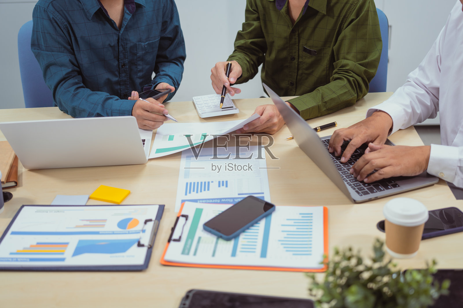 办公室商务会议：数字营销、财务分析、商业写作、教学和风险投资照片摄影图片