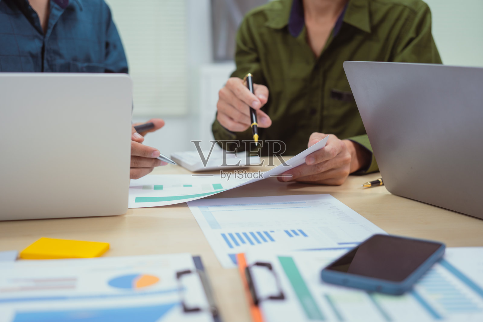 办公室商务会议：数字营销、财务分析、商业写作、教学和风险投资照片摄影图片