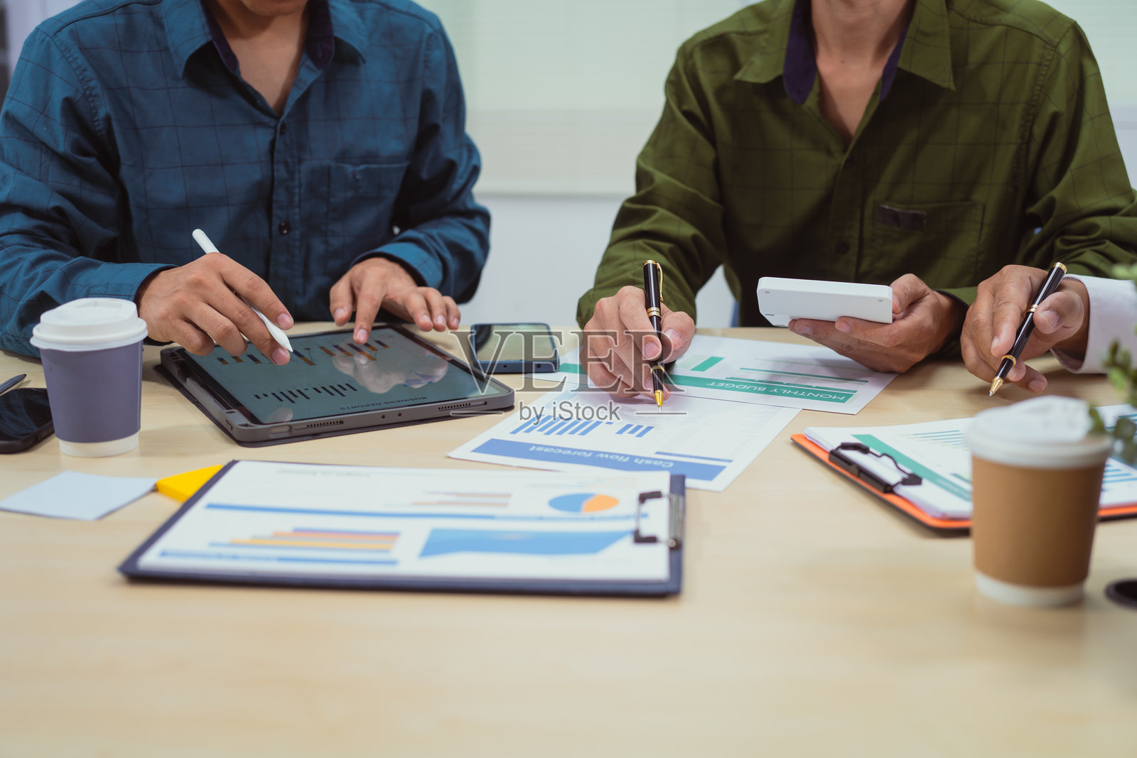 办公室商务会议：数字营销、财务分析、商业写作、教学和风险投资照片摄影图片
