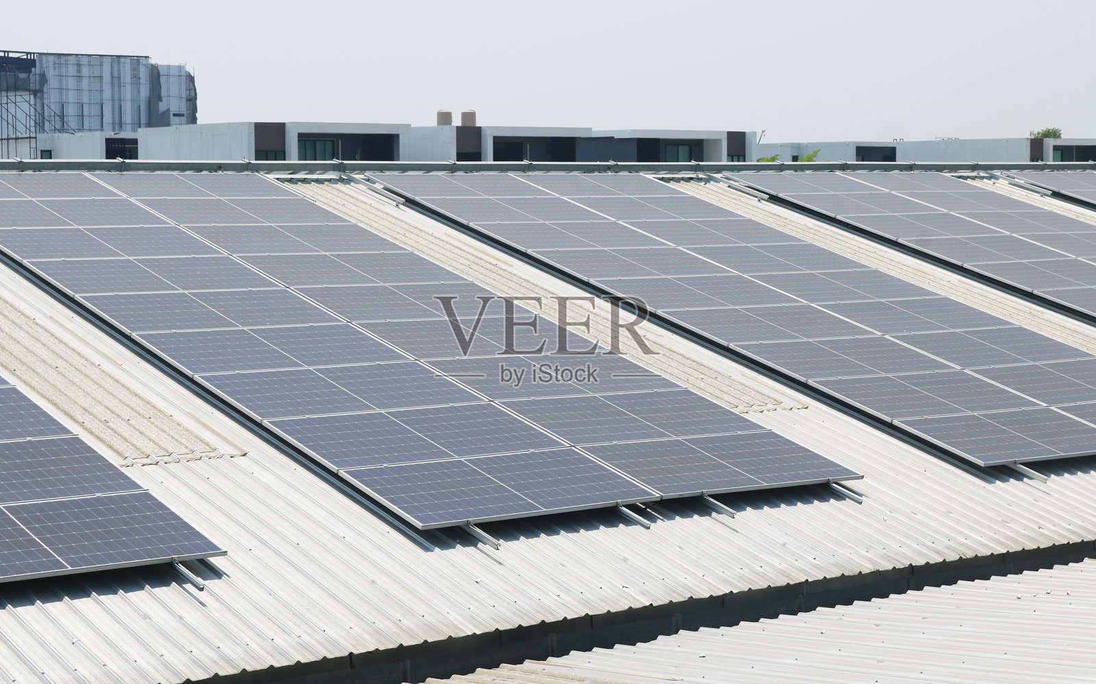 用于节能的太阳能屋顶板照片摄影图片