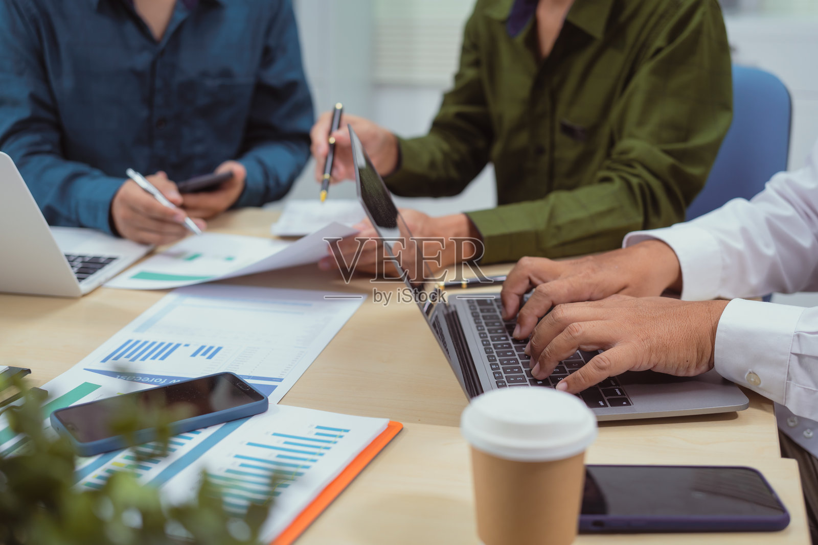 办公室商务会议：数字营销、财务分析、商业写作、教学和风险投资照片摄影图片