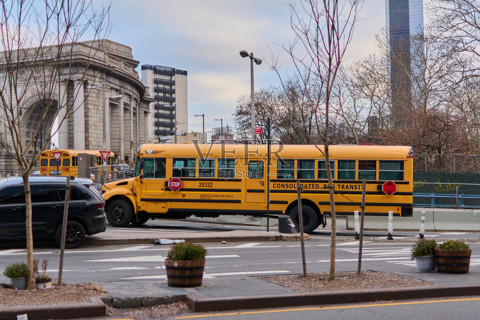 城市环境中的学校交通照片摄影图片