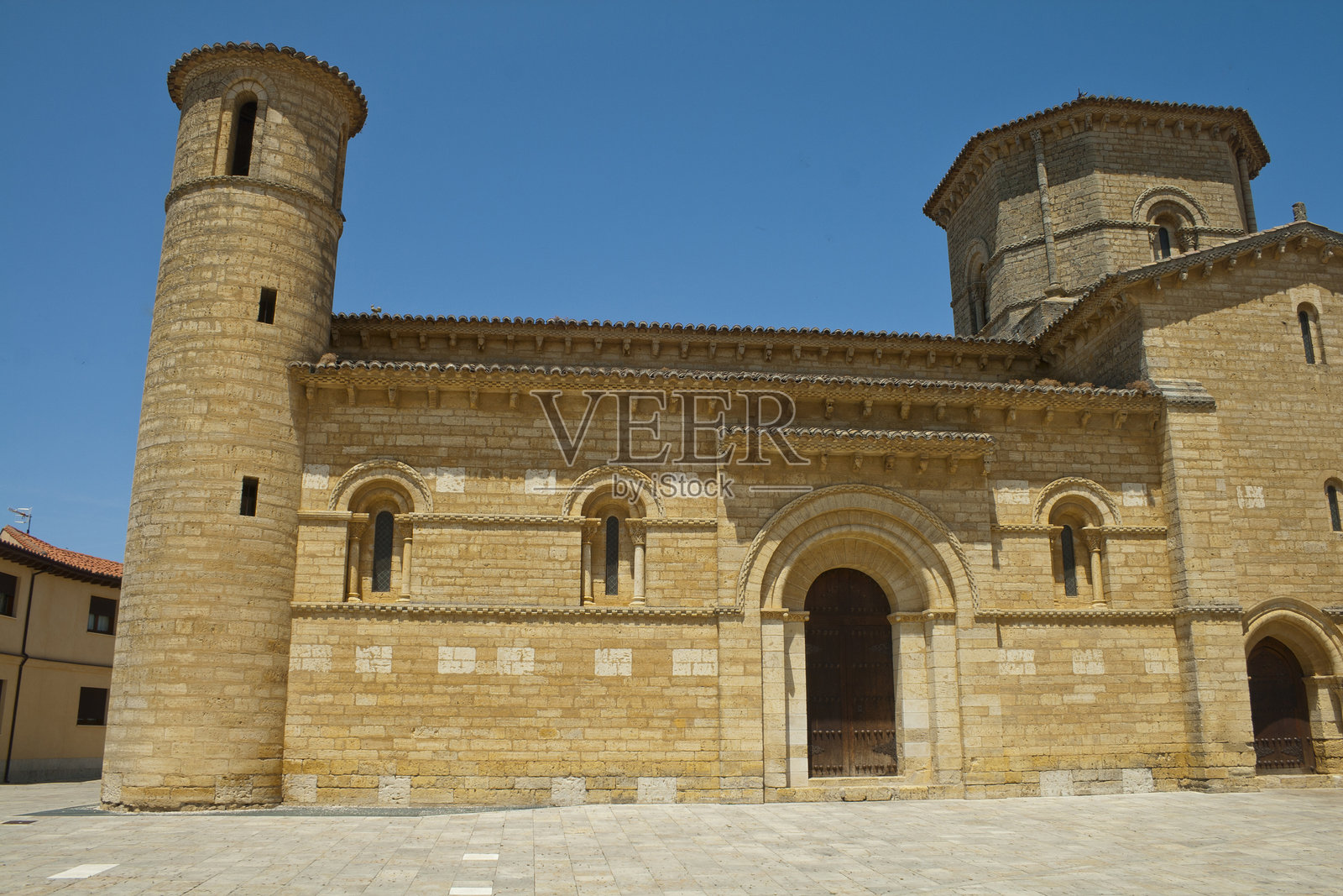 弗罗米斯塔镇圣马丁德图尔教堂外观照片摄影图片