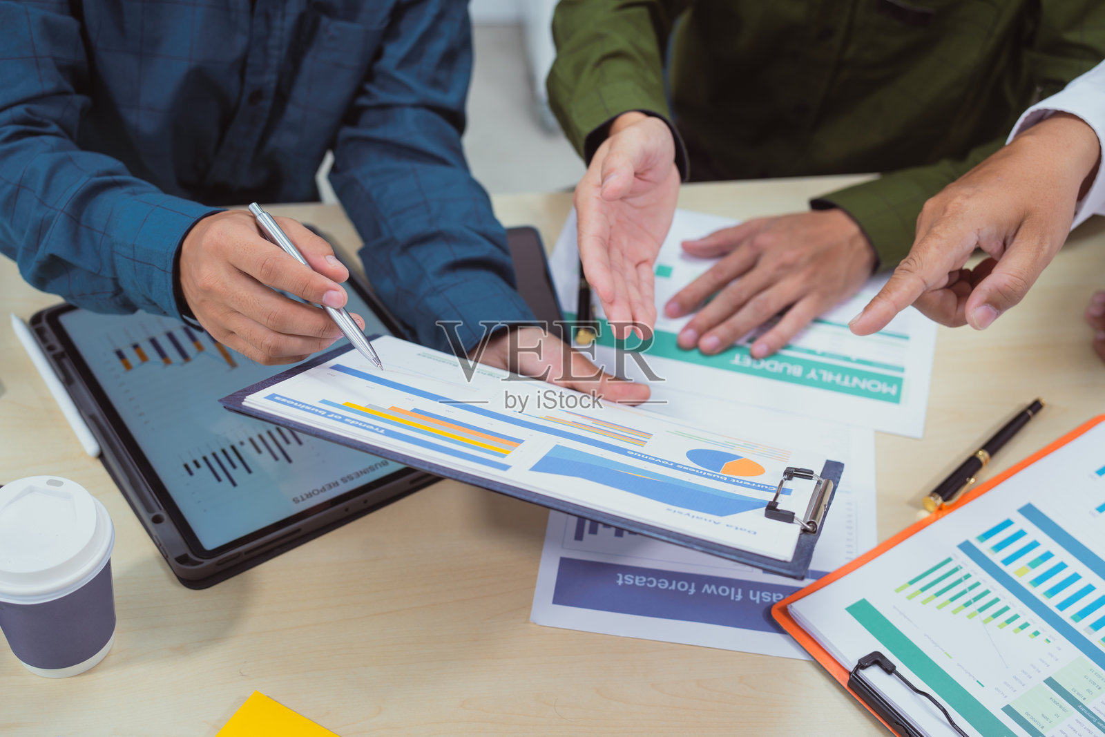 办公室商务会议：数字营销、财务分析、商业写作、教学和风险投资照片摄影图片