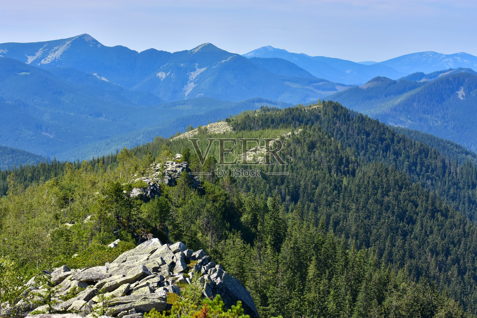 乌克兰喀尔巴阡山脉的雅维尔尼克山脊照片摄影图片