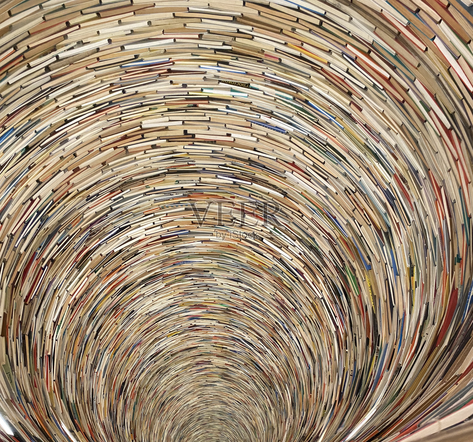 书本组成的无尽隧道照片摄影图片