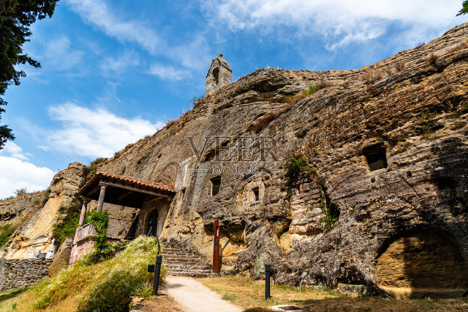 西班牙帕伦西亚奥列罗斯德皮苏埃加圣胡斯托和帕斯托岩石教堂外观照片摄影图片