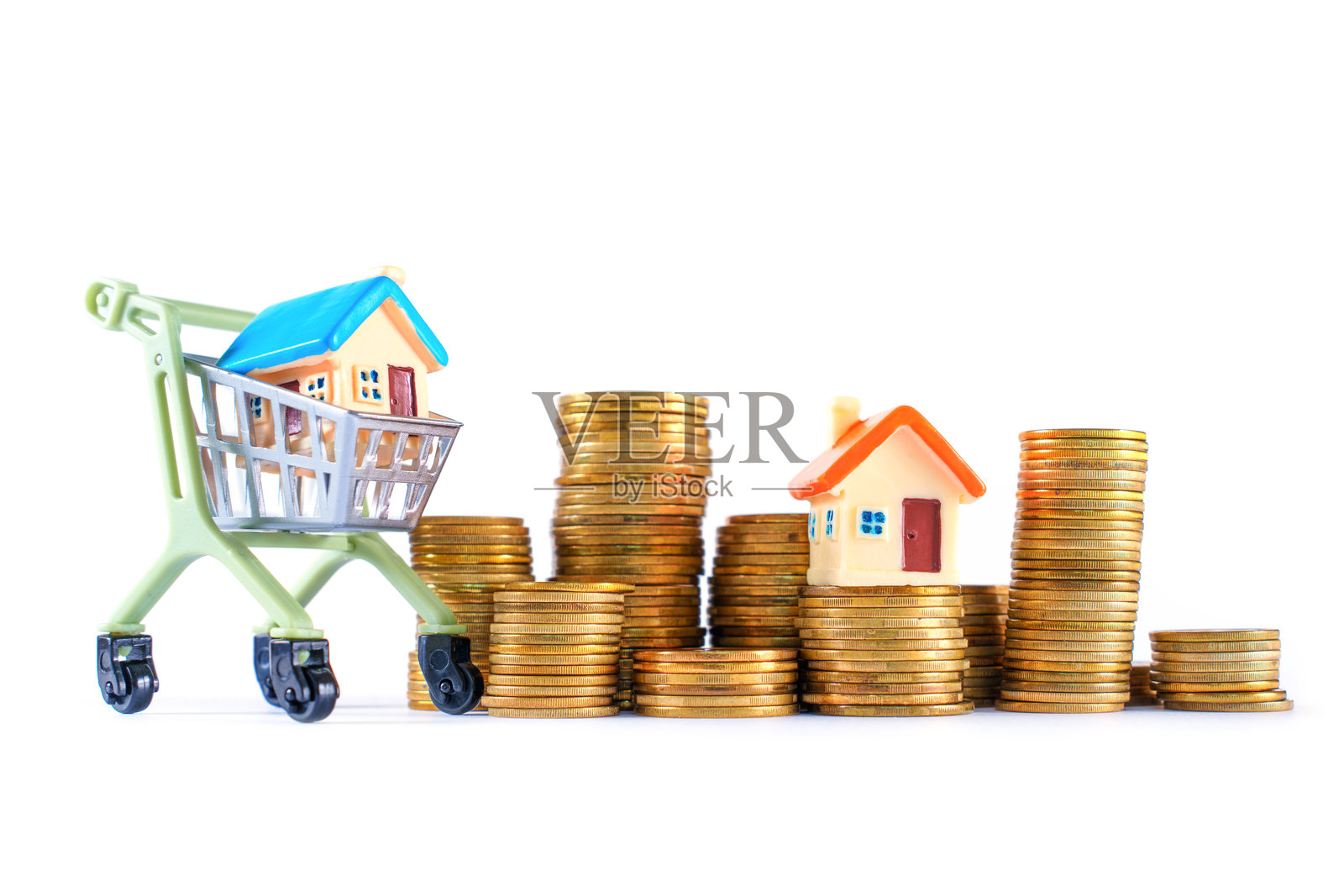 代表房地产的带微型房屋和硬币的购物车照片摄影图片