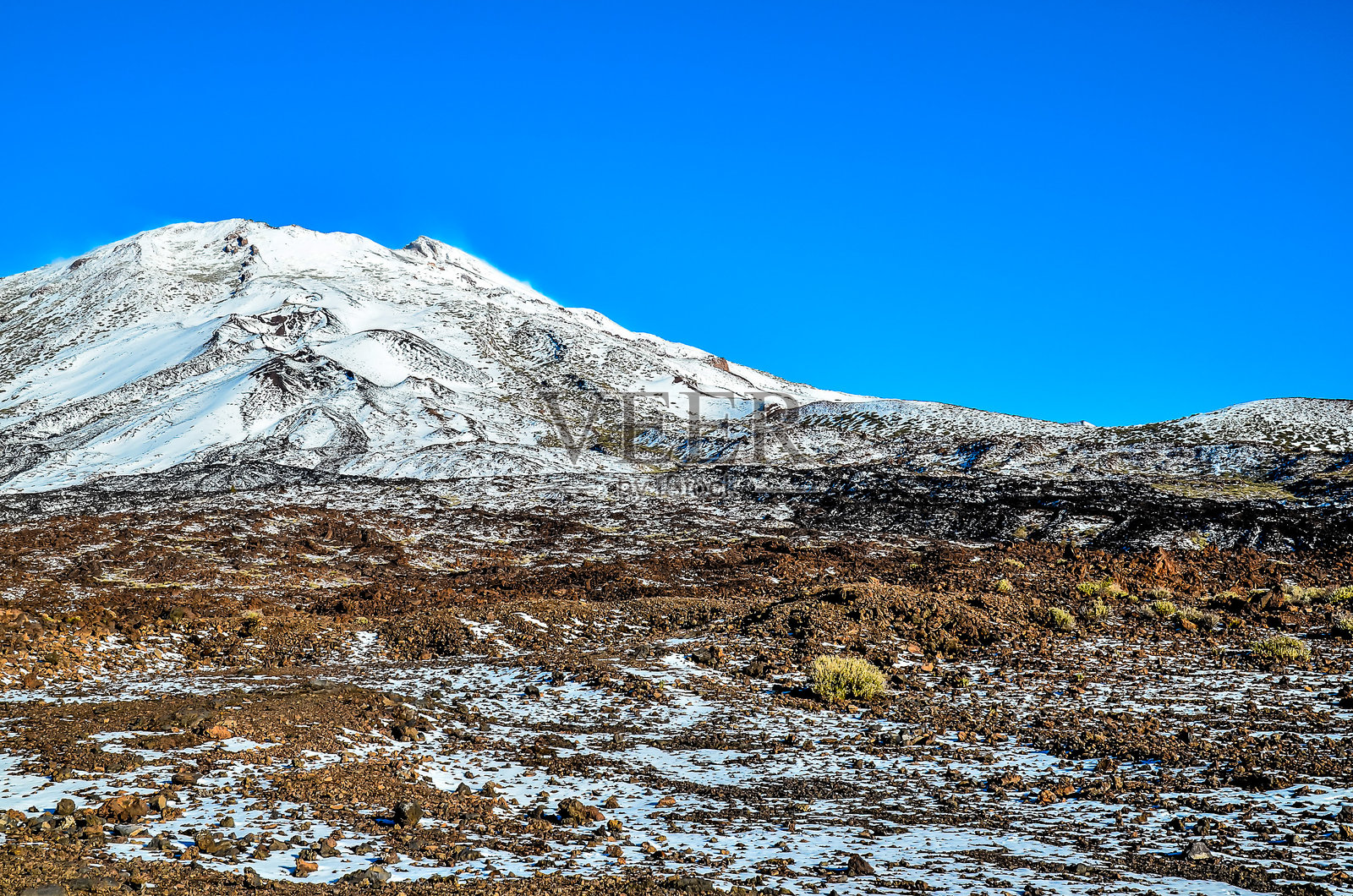 一座被雪覆盖的山和蓝天照片摄影图片