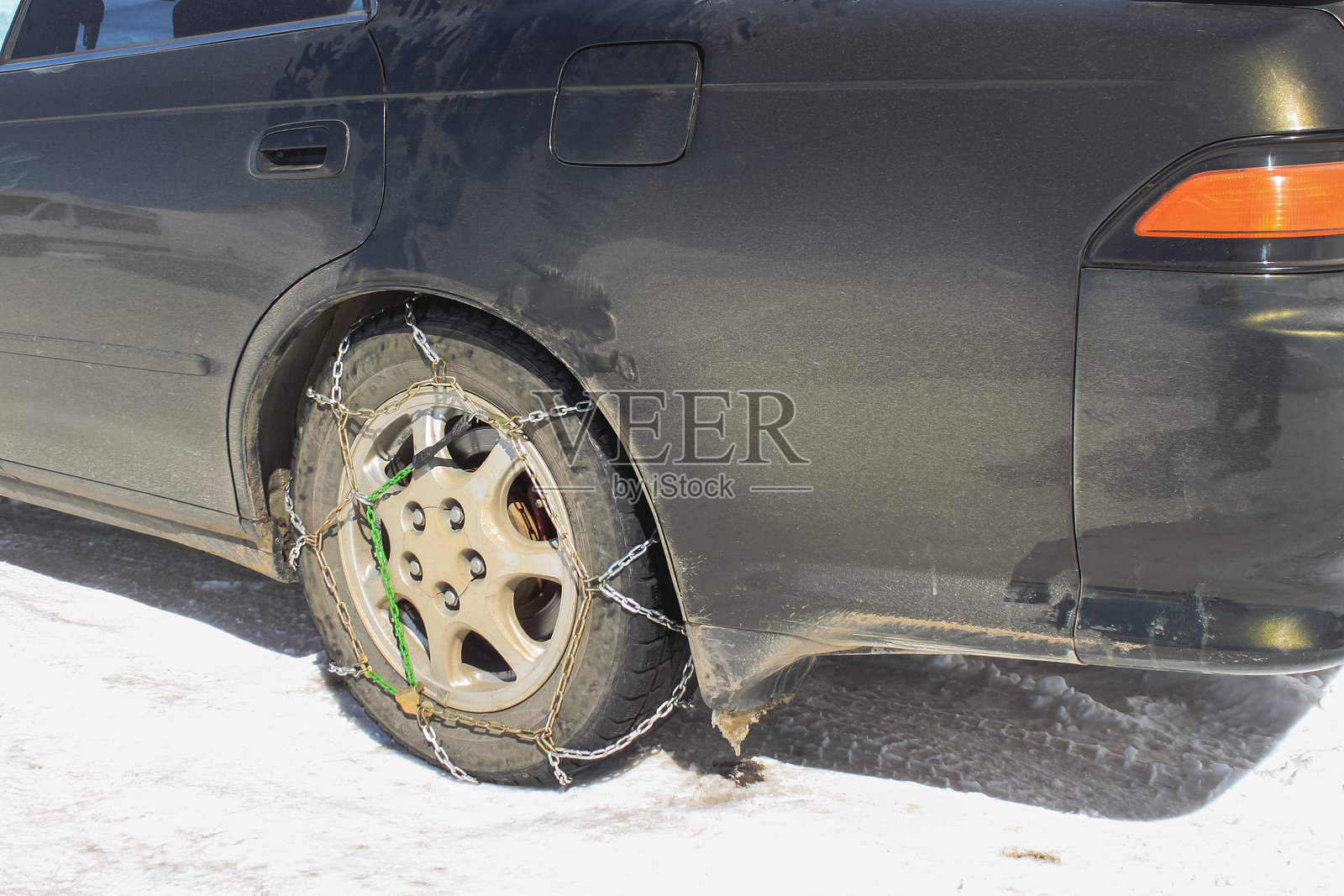 冬季道路上汽车轮胎上的雪链照片摄影图片