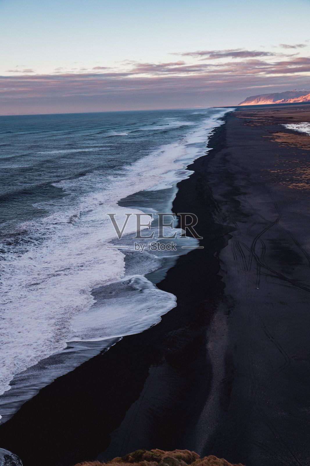 从高处俯瞰黑沙滩海岸线照片摄影图片