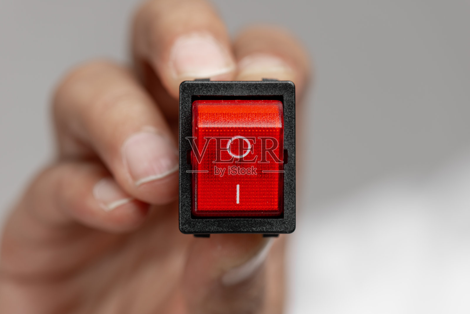 手中的红色电源开关特写照片摄影图片