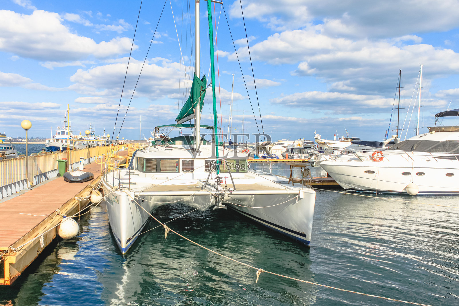 停靠在港口码头上的豪华白色帆船双体船照片摄影图片