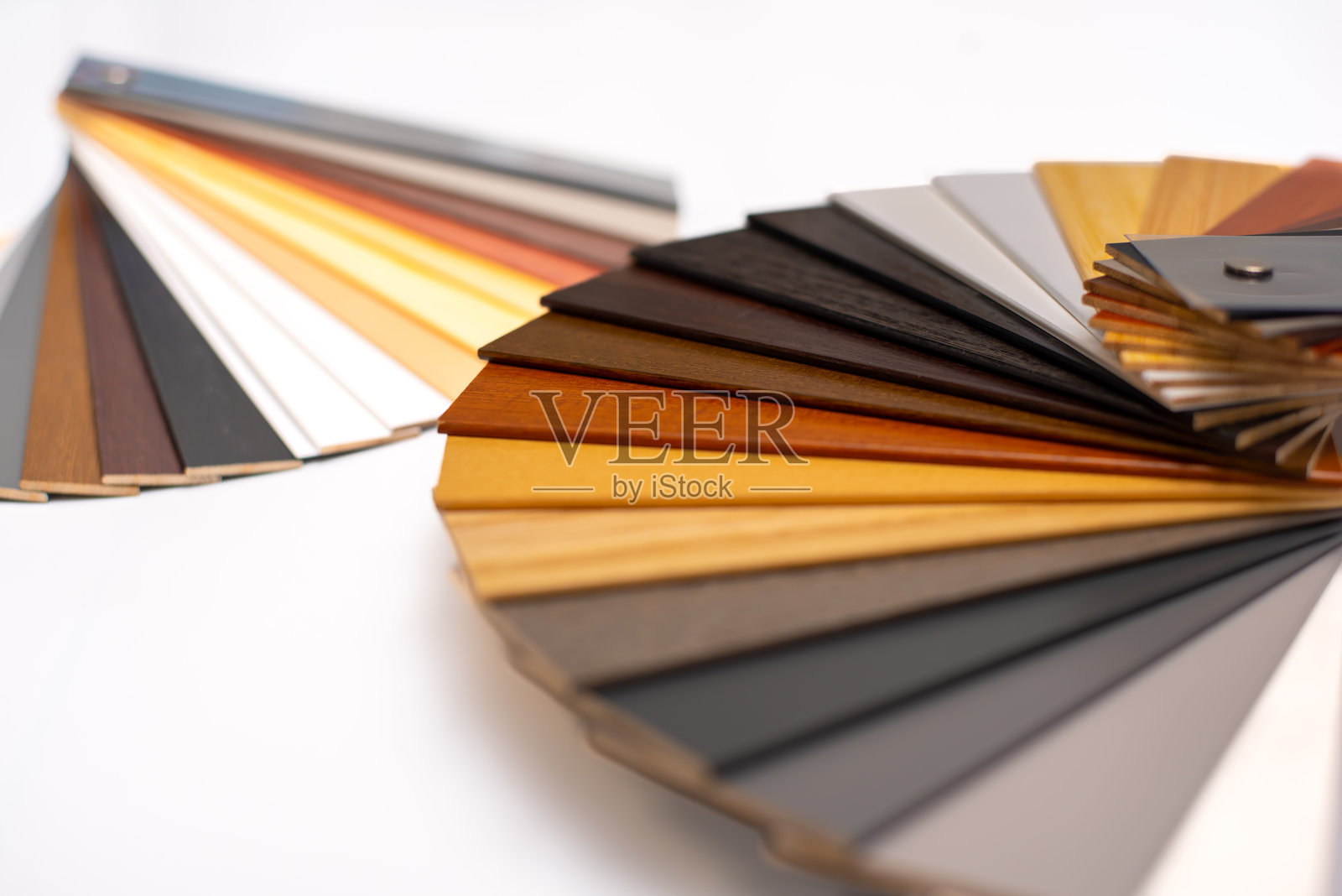 商店里的木百叶窗样品。照片摄影图片