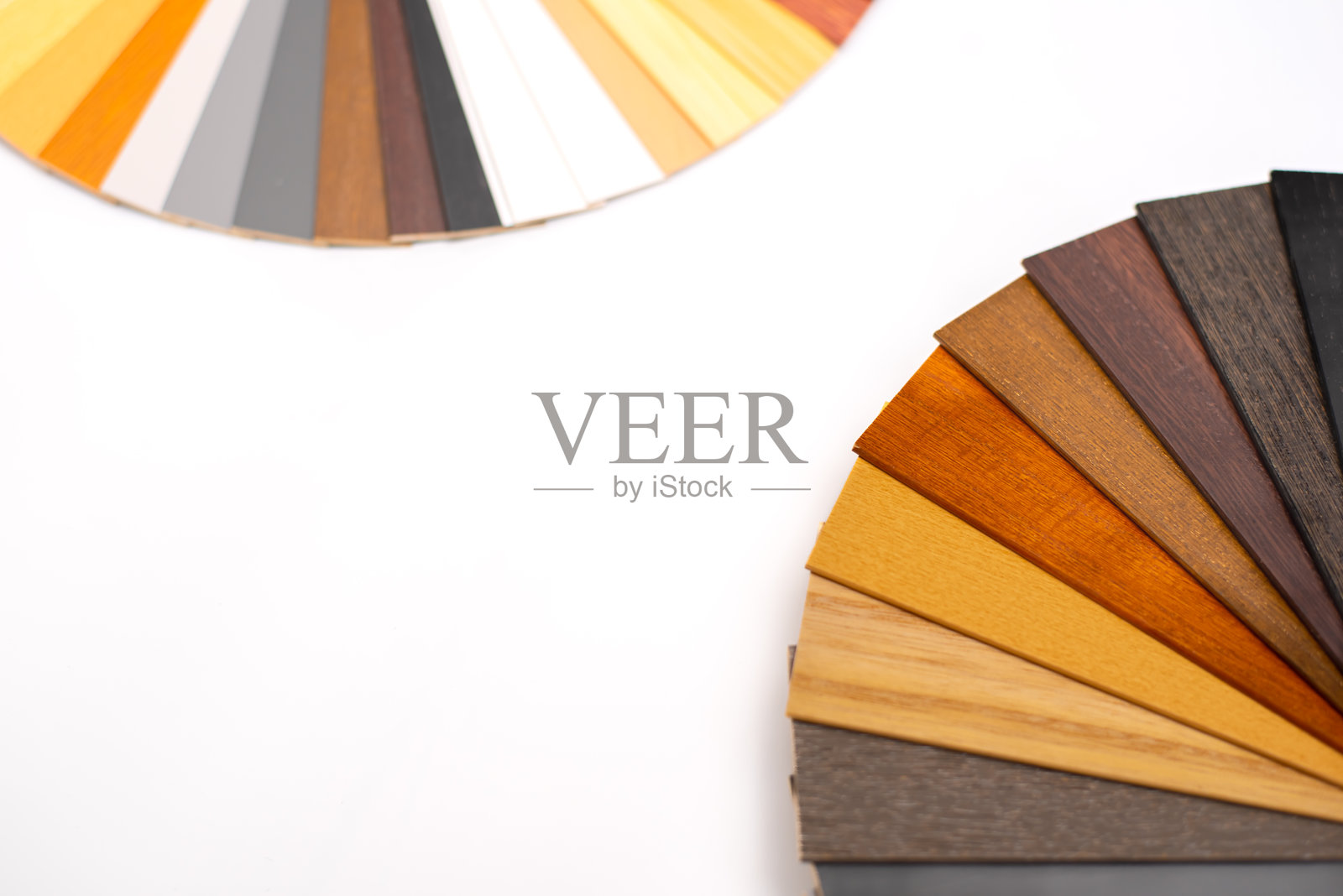 商店里的木百叶窗样品。照片摄影图片