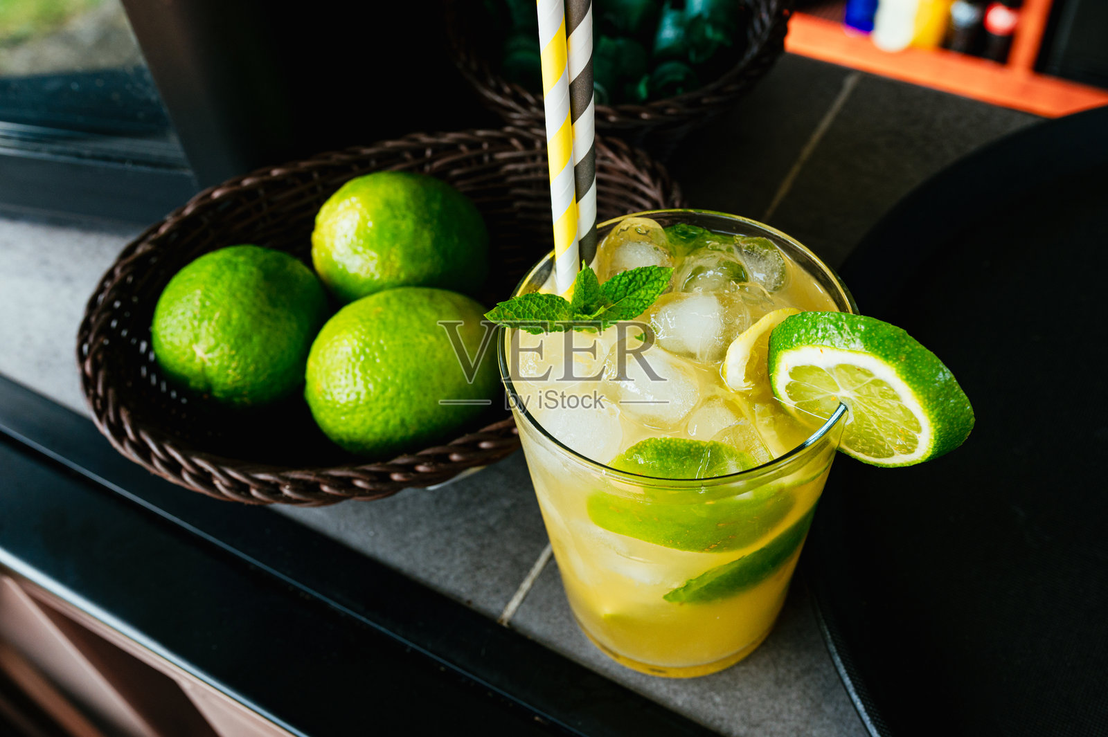 典型的古巴莫吉托鸡尾酒照片摄影图片