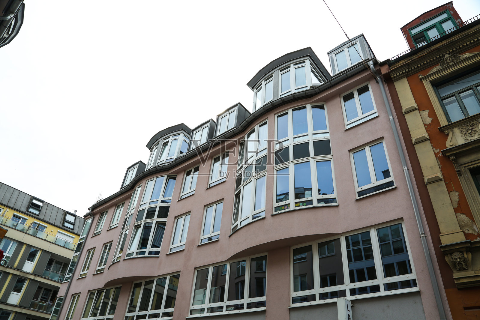 慕尼黑的住宅建筑，旧建筑与新建筑并排而立照片摄影图片