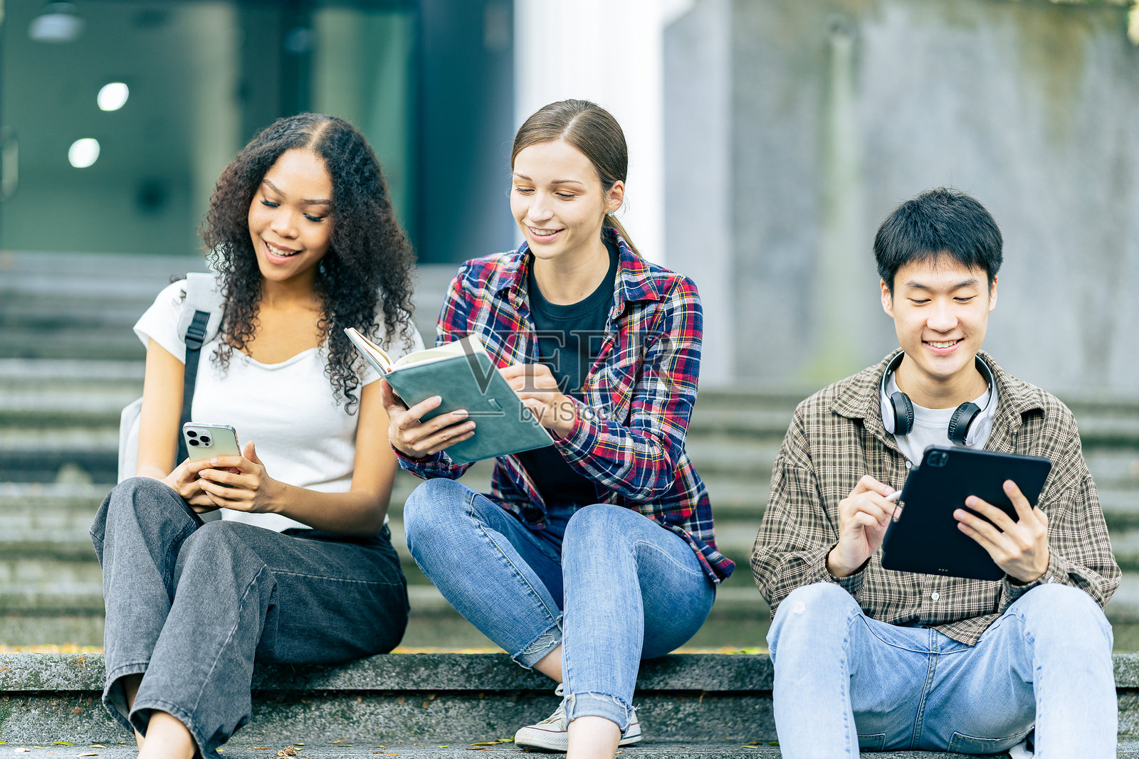 亚洲女大学生在公园里讨论学习照片摄影图片