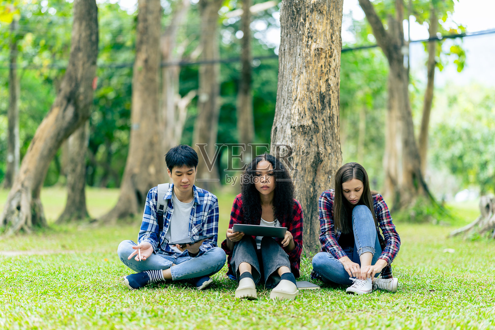 亚洲女大学生在公园里讨论学习照片摄影图片