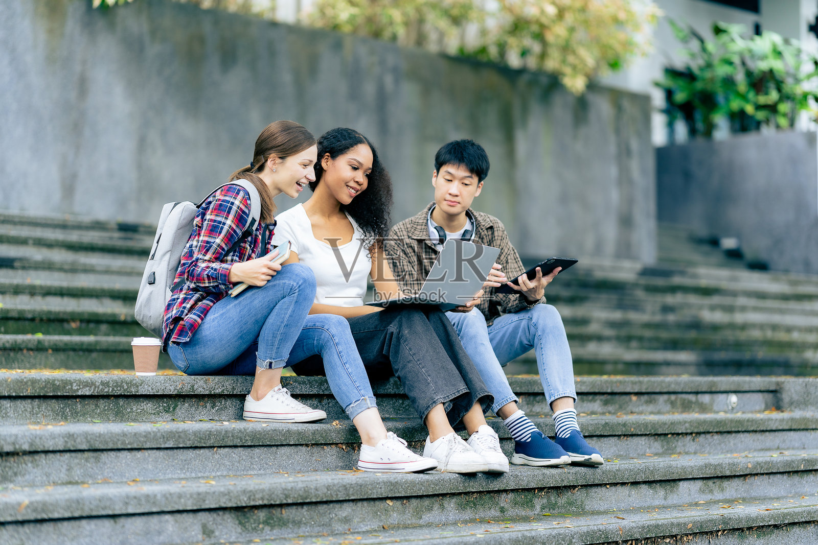 亚洲女大学生在公园里讨论学习照片摄影图片