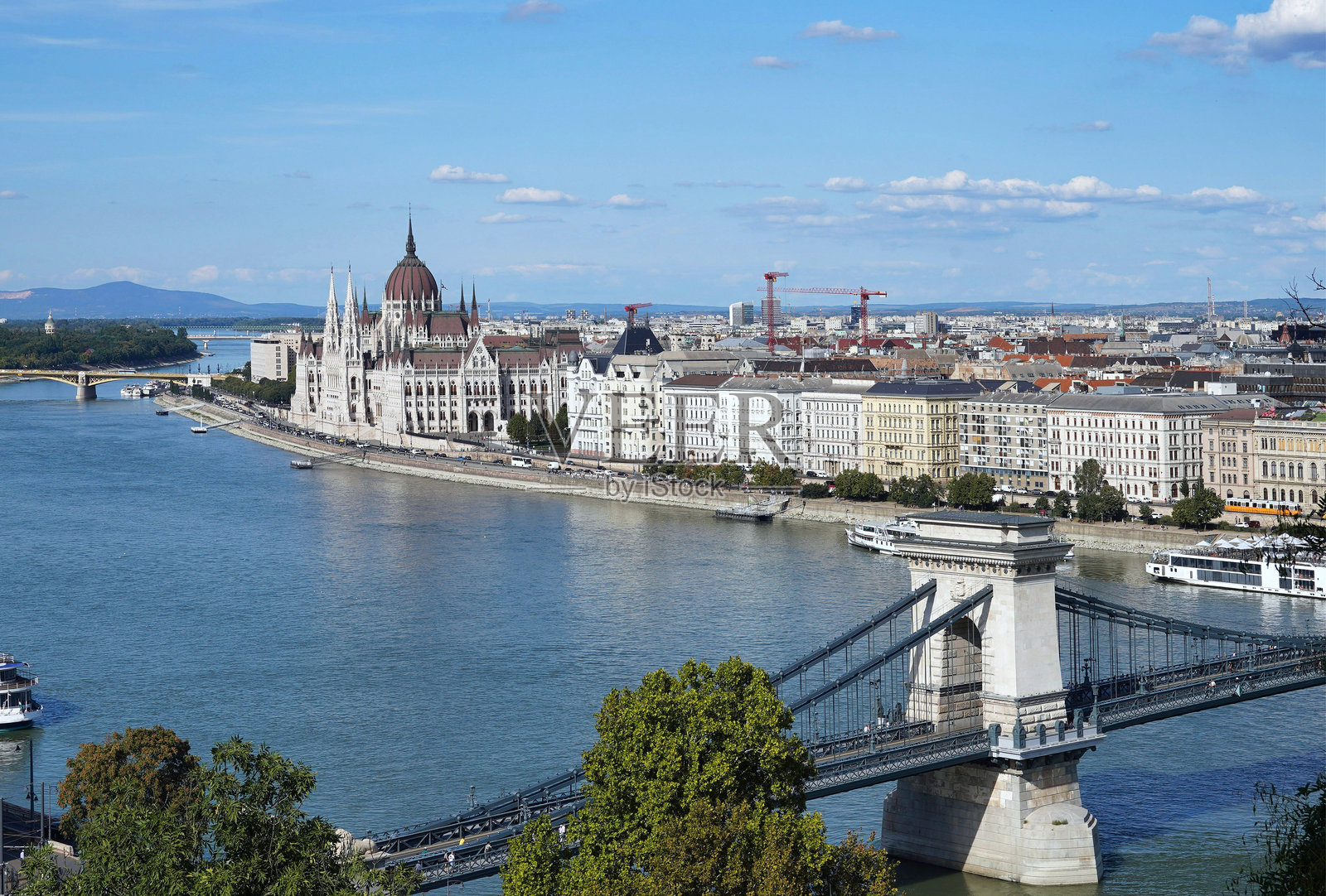 布达佩斯天际线和多瑙河风光照片摄影图片