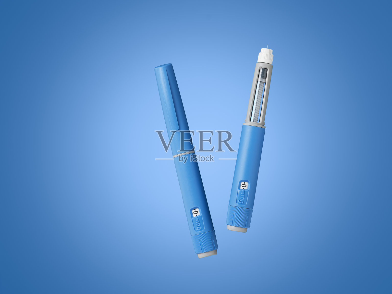 用于减肥的司美格鲁肽药物（抗糖尿病或抗肥胖药物）的两支给药笔，蓝色背景照片摄影图片