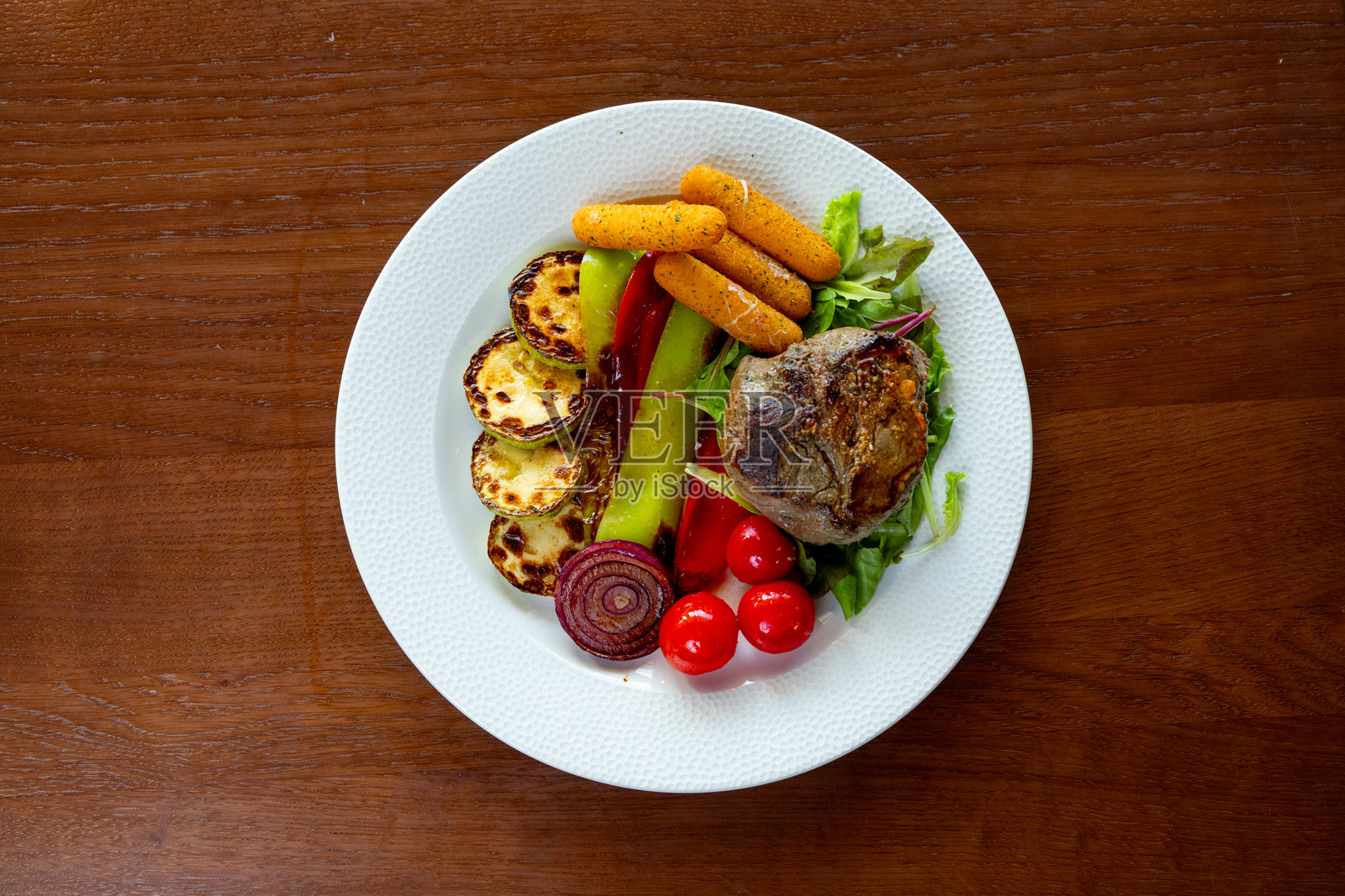 多汁的牛排配烤蔬菜和土豆照片摄影图片