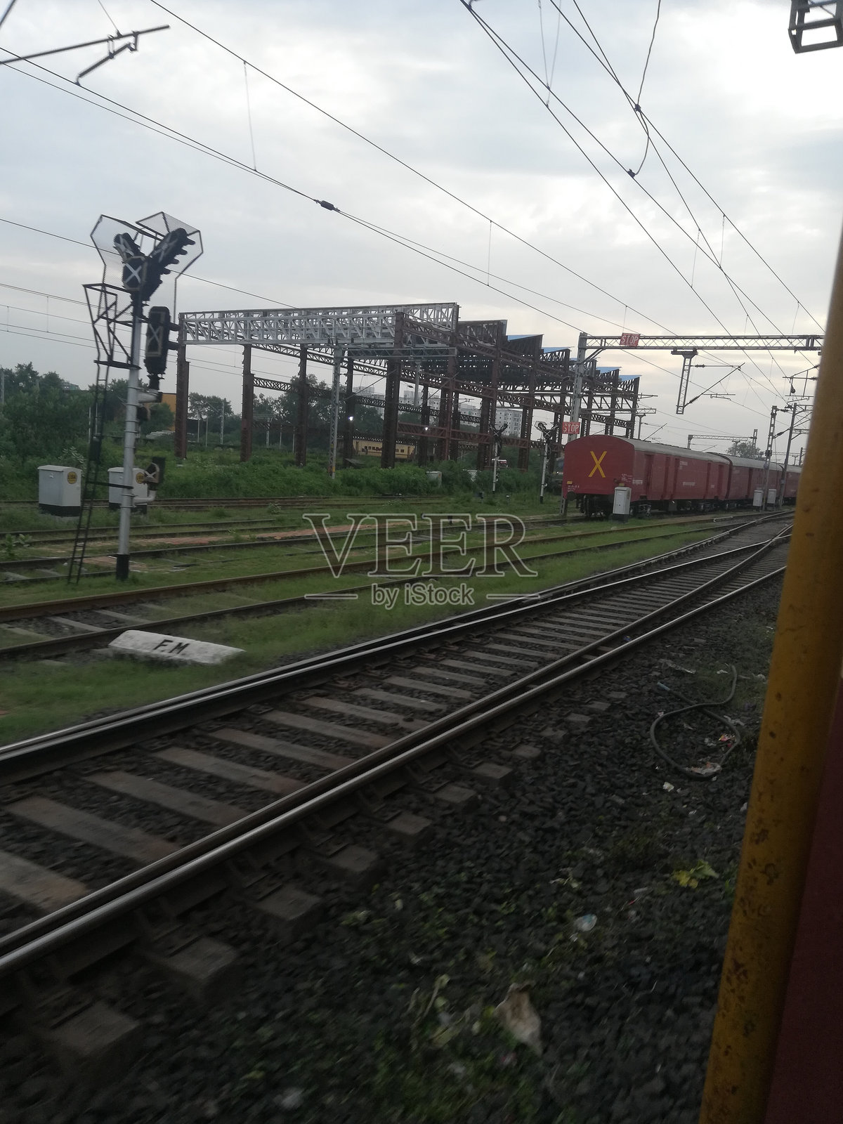 雨季天气下的铁路轨道景观照片摄影图片