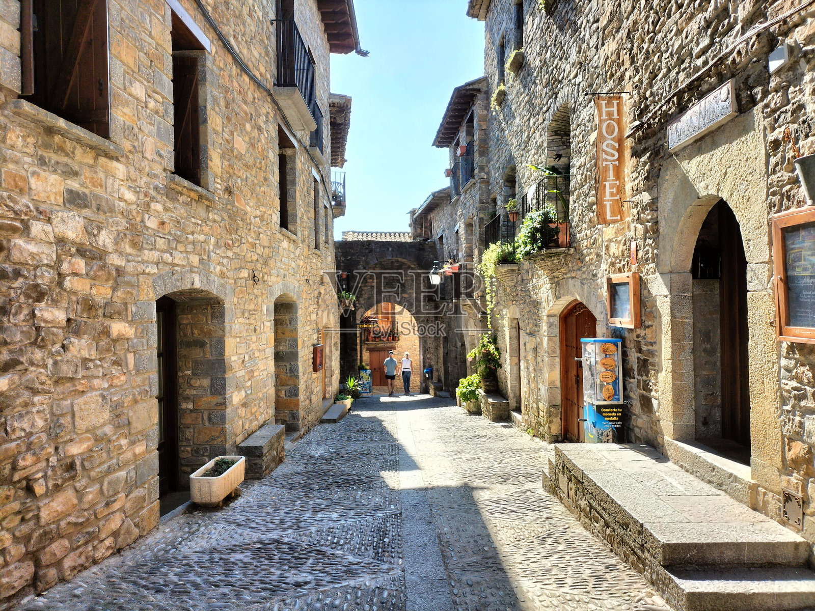 阳光明媚的日子里，西班牙乌埃斯卡省艾恩萨镇的街道和建筑景观照片摄影图片