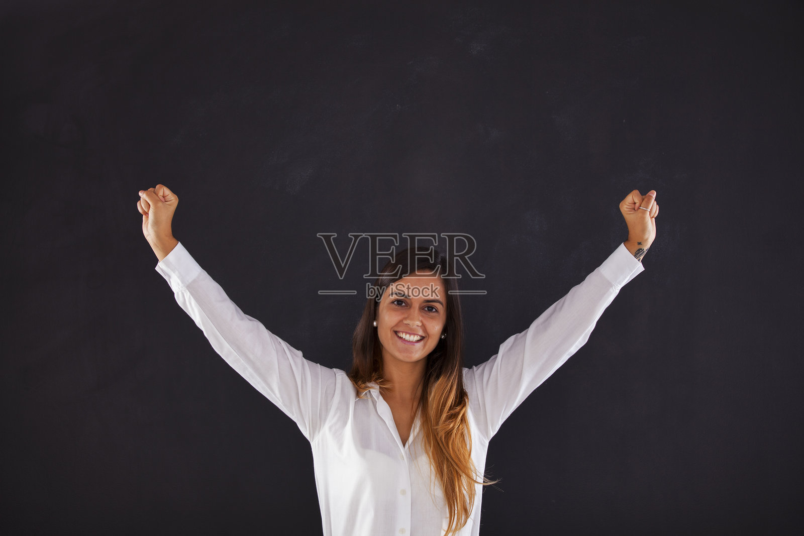 快乐的女人在黑板旁边照片摄影图片