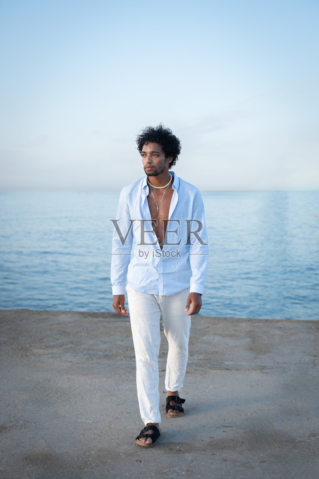 年轻巴西男人海边码头行走照片摄影图片