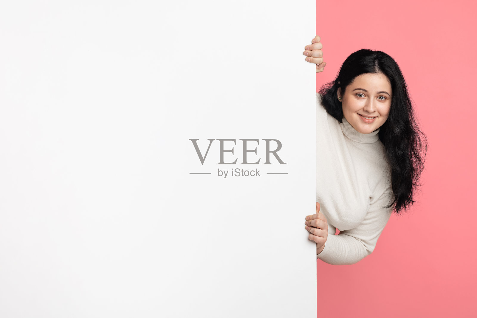 快乐的胖女孩拿着带有空白区域的白色广告牌照片摄影图片