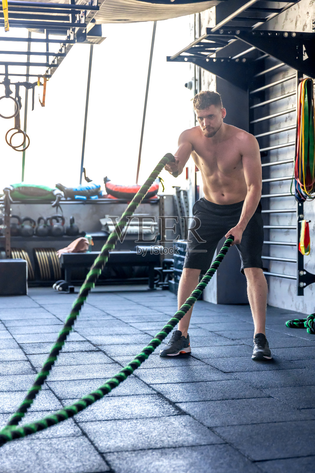 运动员用绳索进行肱三头肌训练，运动生活方式照片摄影图片