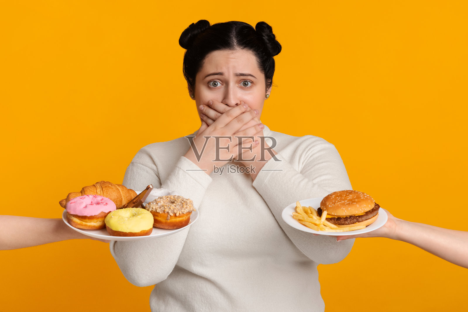 加大码女孩捂住嘴，拒绝吃垃圾食品照片摄影图片