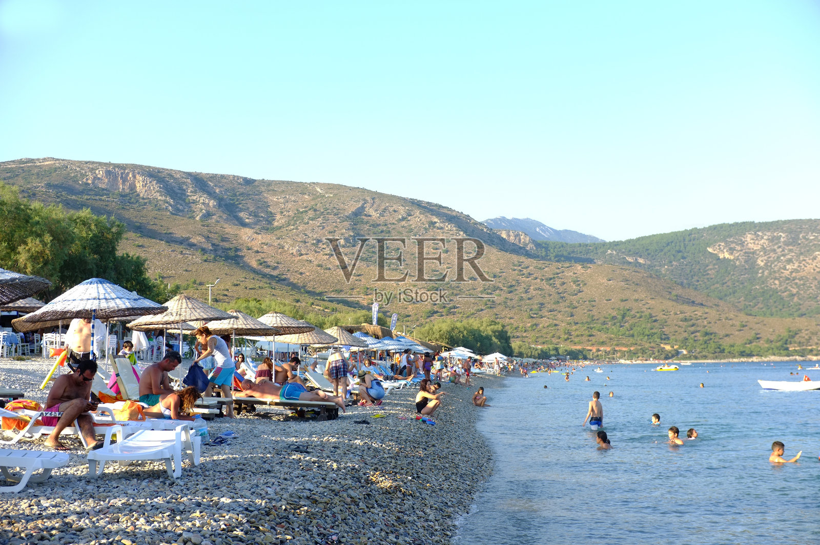 人们在自然海滩上照片摄影图片