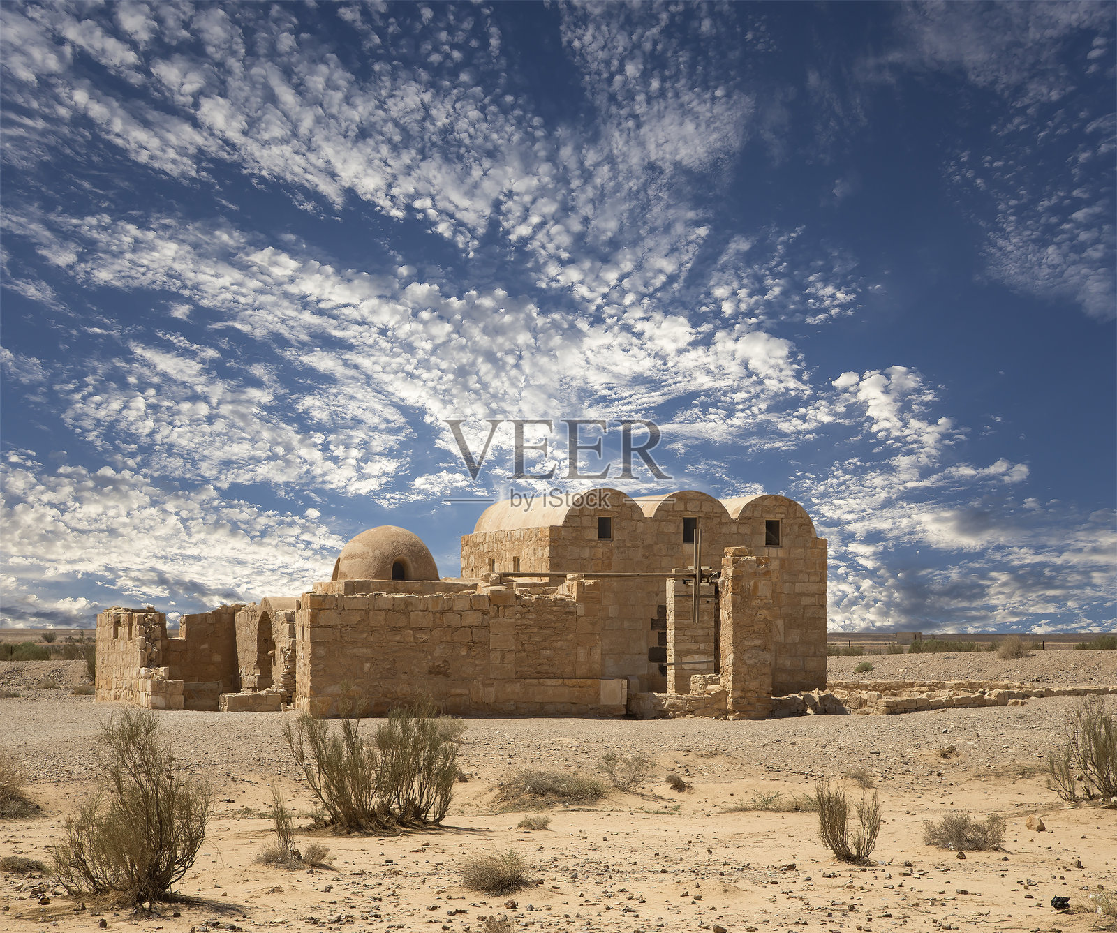 约旦安曼附近库塞尔阿姆拉沙漠城堡照片摄影图片