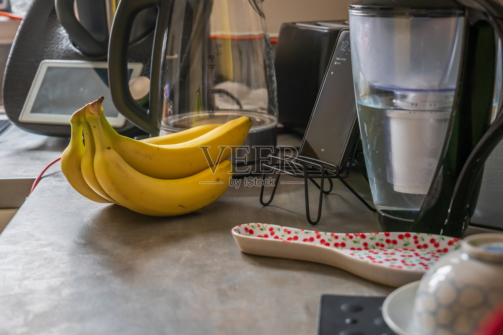 新鲜成熟的香蕉放在厨房桌面上照片摄影图片