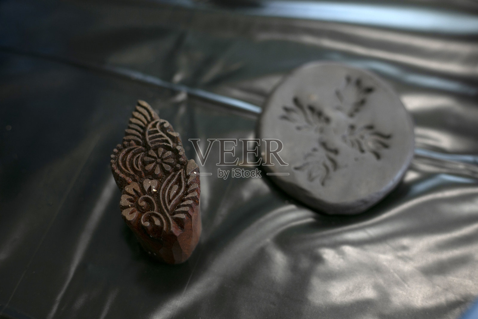 陶艺工作坊课堂上的木制泥塑模具照片摄影图片