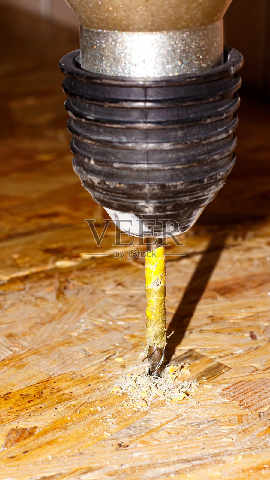 地面使用冲击钻进行快速安装。照片摄影图片