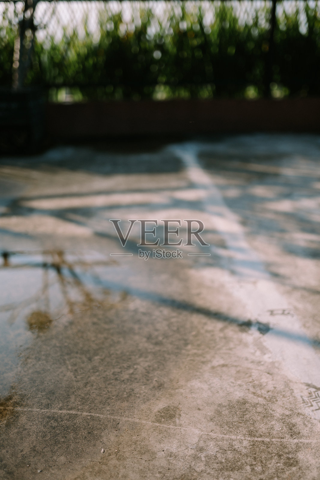 雨水浸湿的瓷砖闪烁着残留的水珠，反射出最近一场淋浴后的景象，增添了一丝光彩。照片摄影图片