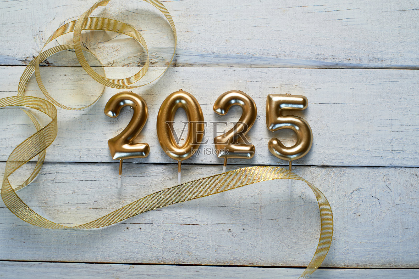 白色木质表面上的2025年形状的庆祝蜡烛照片摄影图片