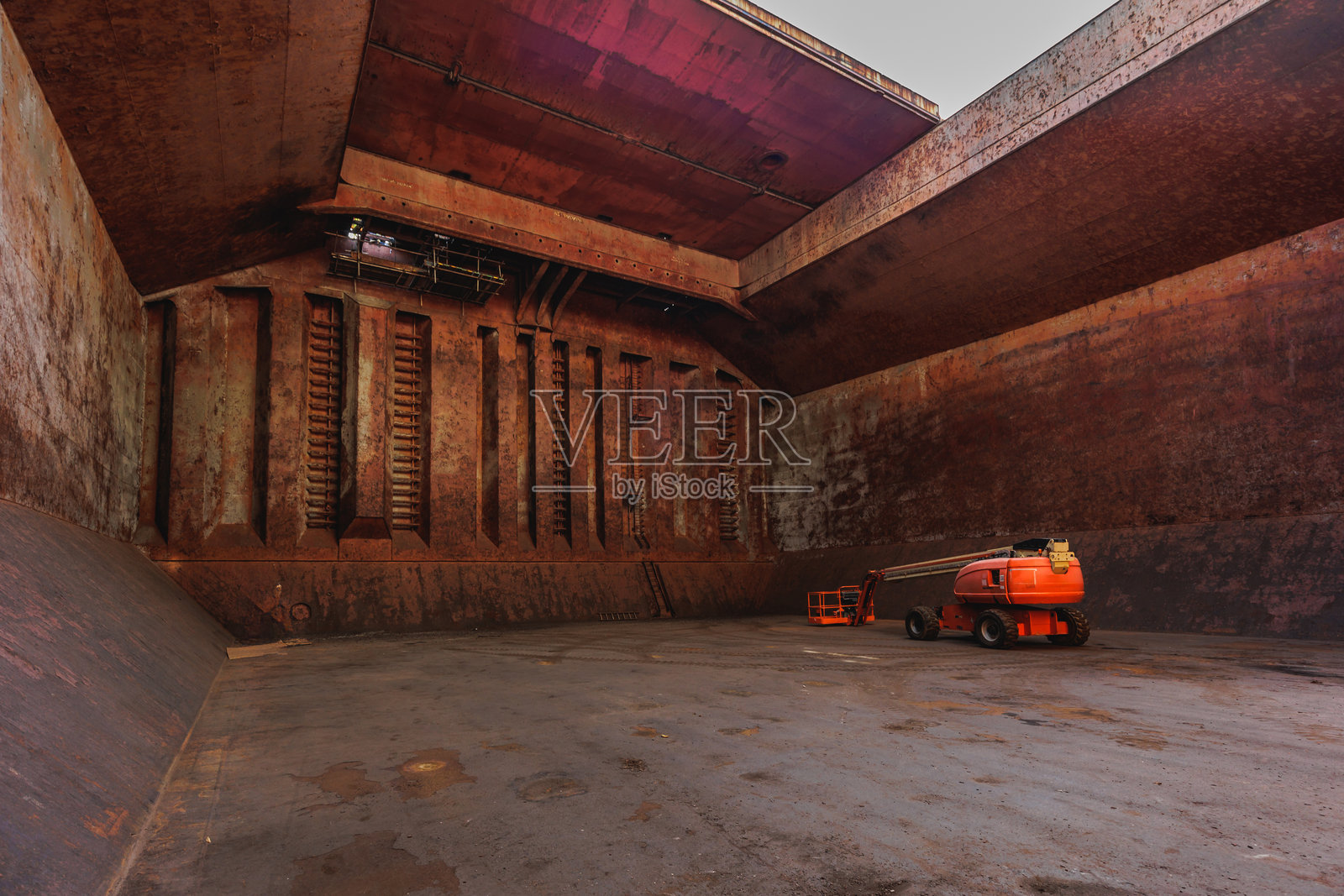 散货船空货舱内的升降机照片摄影图片