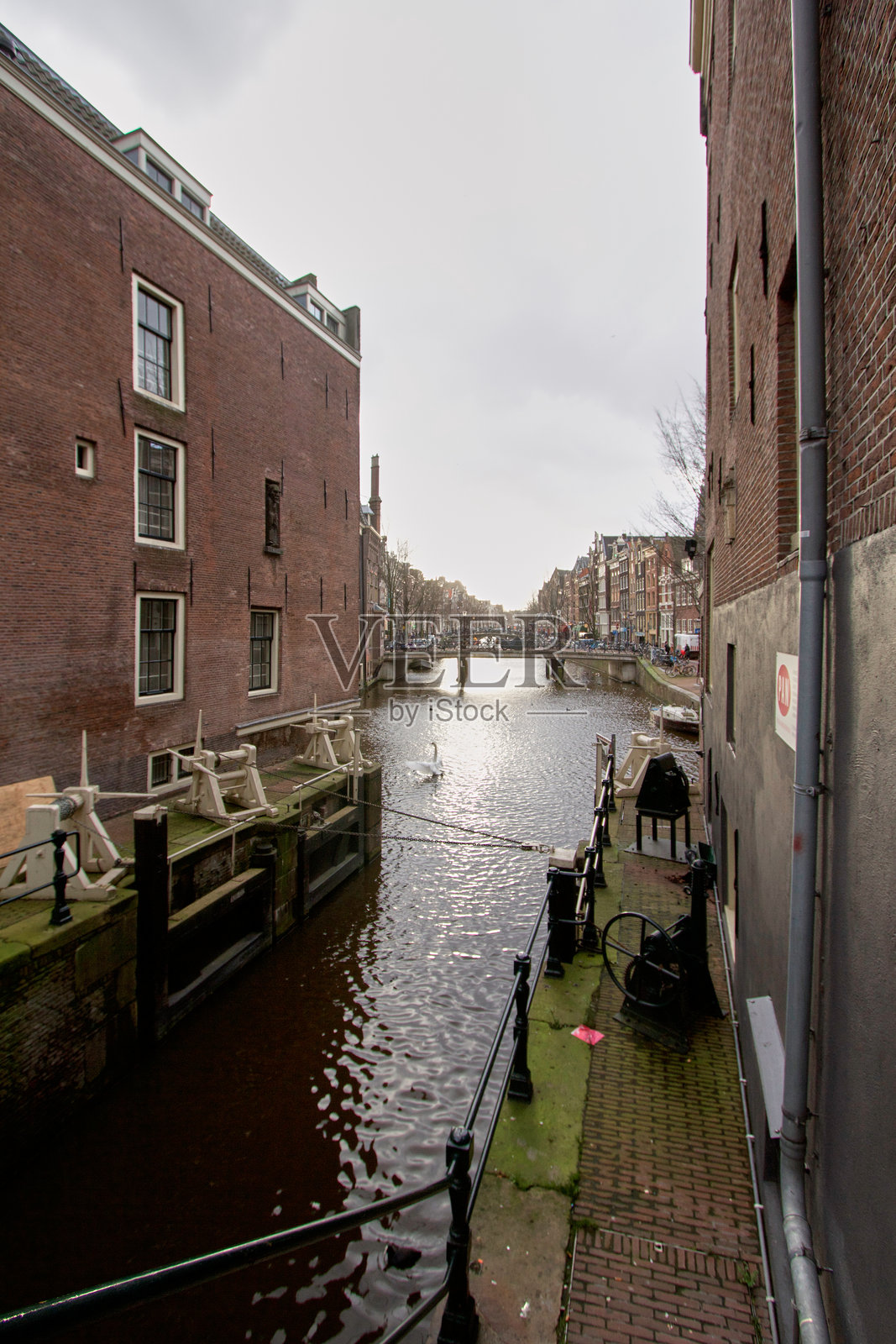 红砖建筑旁的狭窄运河照片摄影图片